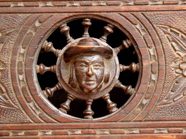 A 19th century Renaissance 'style' carved box featuring a bust of Christopher Columbus — image 2